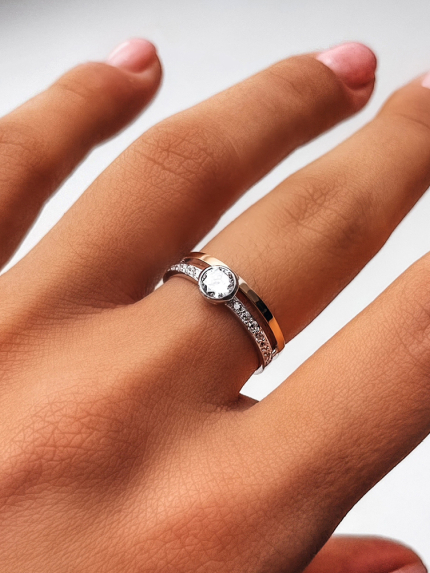 Pierścionek z cyrkonem. Srebro 925°, złoto 375° 495 tys